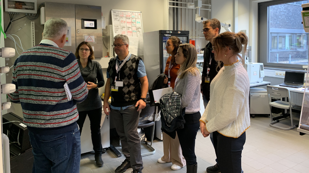 Dr. Simone Krafft leads the Brazilian delegation and explains the processes and technologies in a laboratory at University of Applied Science Aachen.