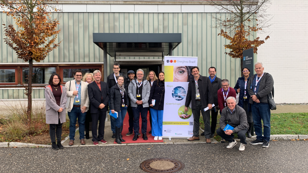 All participants of the German R&D Tour and their hosts from BioCampus Straubing GmbH stand smiling in front of the entrance. 